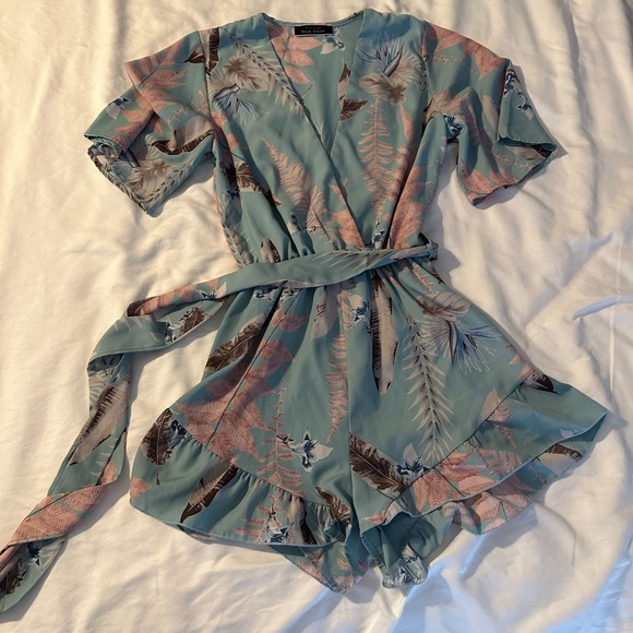Blue Blush Womens Tropical Flora Print
Short Sleeve Ruffle Hem Romper Size S - Picture 2 of 8